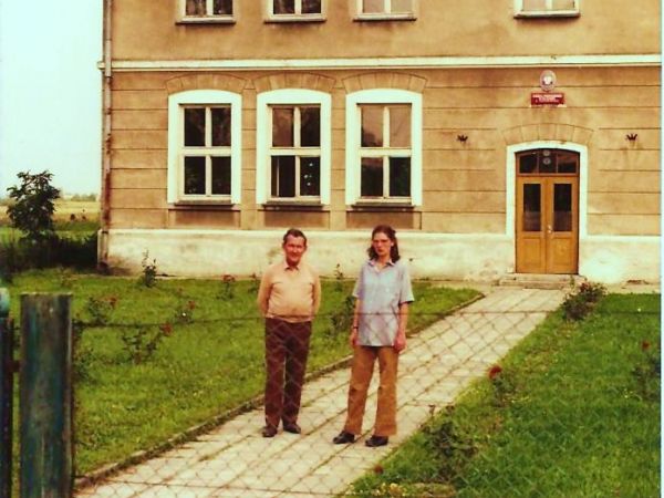 Strzelce Wielkie na tle szkoły lata 80.