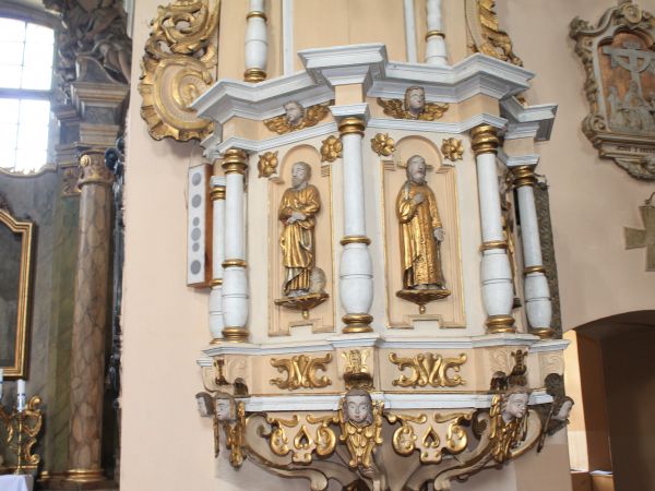 Łopienno,ambona w kościele.