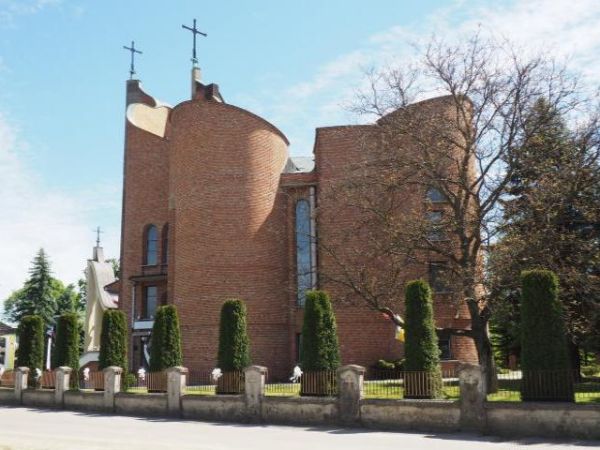 kościół pw. św. Jadwigi Królowej, tam też relikwie patronki.