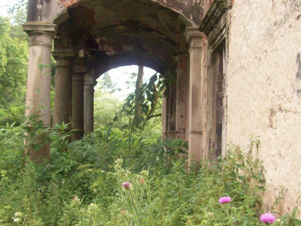 Renesansowy dwór zwany "Sarny" w Ścinawce Górnej został wzniesiony na rzecznej skarpie nad rzeczką Ścinawką w miejscu folwarku około 1590 roku.