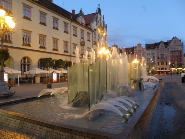 Rynek w okolicach fontanny tuż po zachodzie słońca