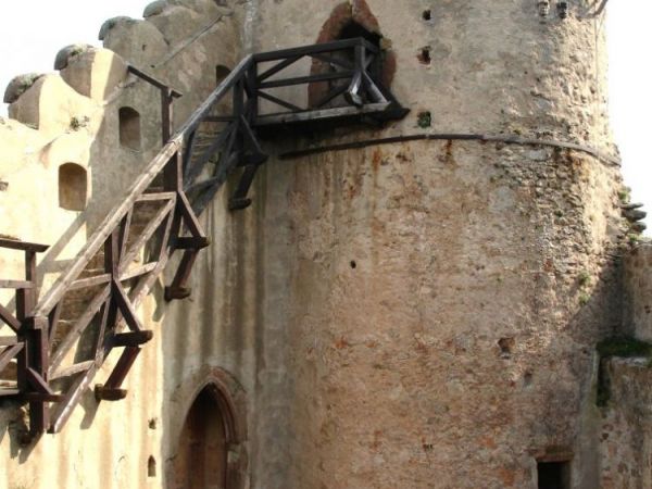 Zamek Chojnik (Jelenia Góra-Sobieszów) – zbudowany w 1364. W 1392 r. zamek otrzymuje od księżnej Agnieszki  (z piastowskiej linii świdnicko-jaworskiej) ry