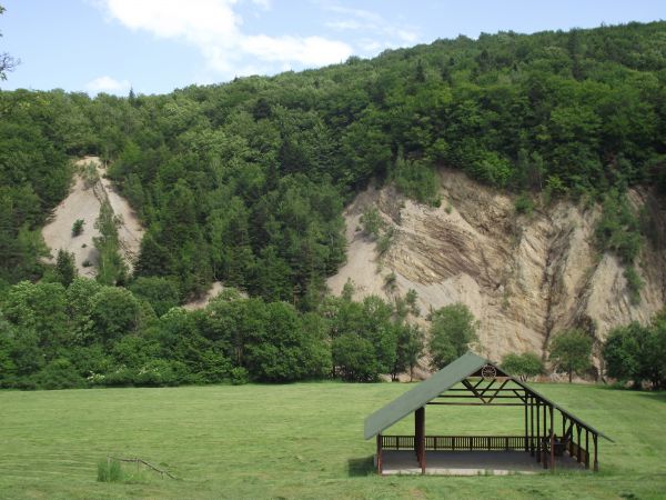 W jarach są wspaniałe miejsca do kąpieli a na jego brzegu - do plażowania. Wiata - na zdjęciu - stanowi też część estrady przy organizowaniu świąt rolniczych, p