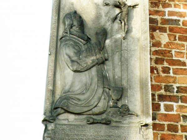 Epitafium na ścianie kościółka