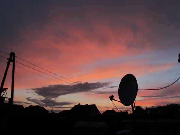 Kolorowy wieczór po zachodzie słońca nad miastem