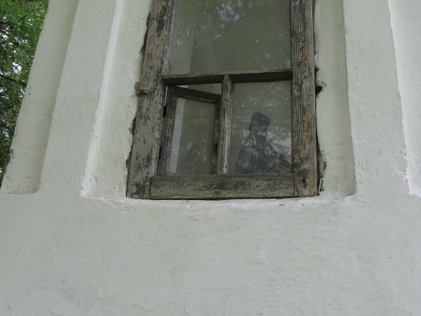 kapliczka na wysokim brzegu rzeki Kalniczka - we wnętrzu figura / rzeźba św. Nepomucena - oryginał skradziony, tu duplikat.