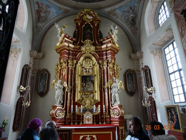 w kaplicy po lewej : cudowny wizerunek Matki Bożej Ognistej - jedyny o takim przydomku w Polsce.