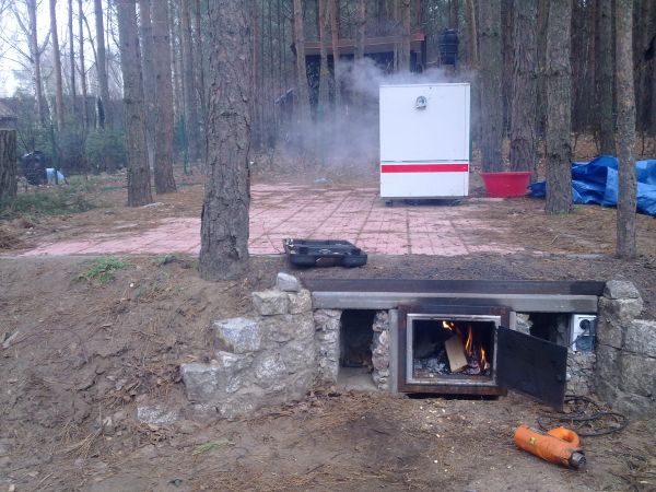 Wedzenie szynek i kiełbas na działce nad jeziorem w Szczekarzewie