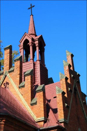 Kaplica na cmentarzu w Kuźminie. Obok znajdują się pięknie utrzymane groby oficerów i żołnierzy Wojska Polskiego poległych w latach 1945-47 w walkach z UPA.