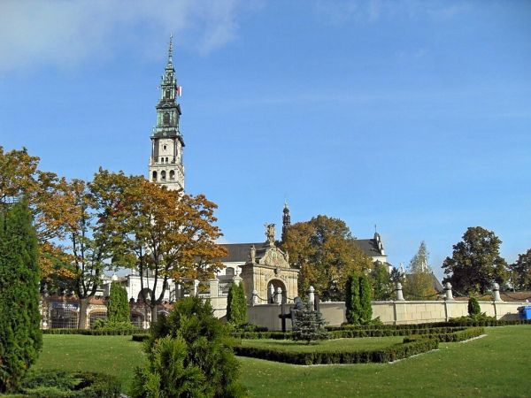 Jasna Góra z ulicy 7 Kamienic