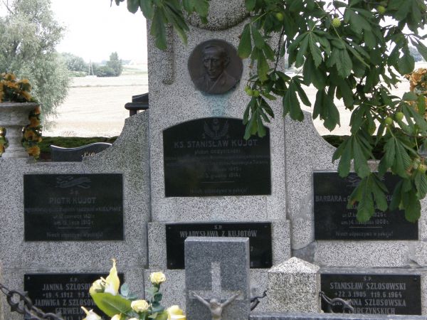 Grób ks Kujota, na pierwszym planie ks Tynieckiego