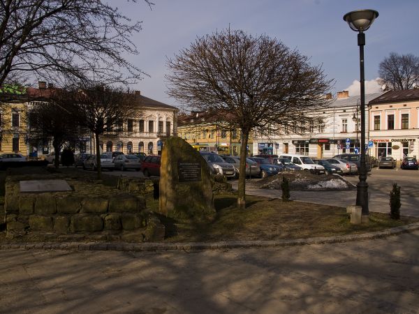 Nowy Sącz. Przystanek Czasu. Pod kamiennym głazem zakopano beczkę , w której schowano kopie dokumentów miejskich , zdjęcia , puszkę szynki , butelkę łąckiej śli