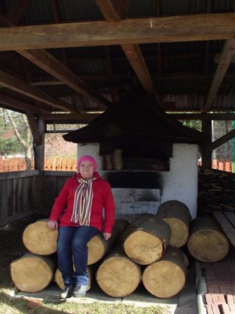 tłumów przy piecu chlebowym - na razie - nie ma, toteż kolejkę już zająć można, będzie tu gwarno - też obcojęzycznie - z Ukrainy, Słowacji, Rumunii, będą prezen
