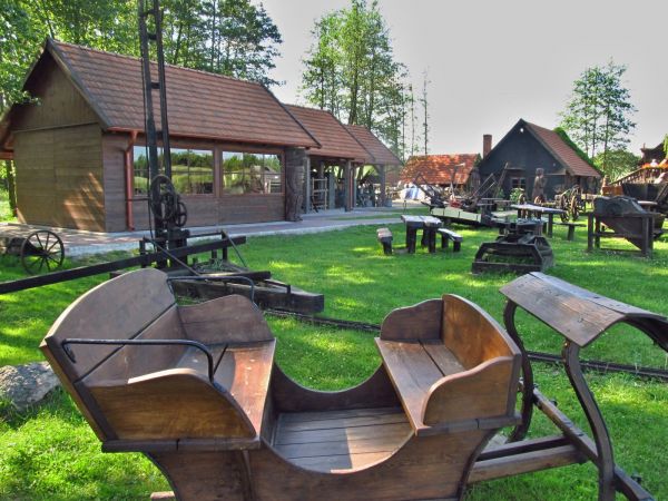 Skansen starych przedmiotów gospodarstwa rolnego oraz domowego, dodatkowo odpoczynek w trakcie podróży drogą nr 25 między Bydgoszczą a Tucholą  przy smacznym je