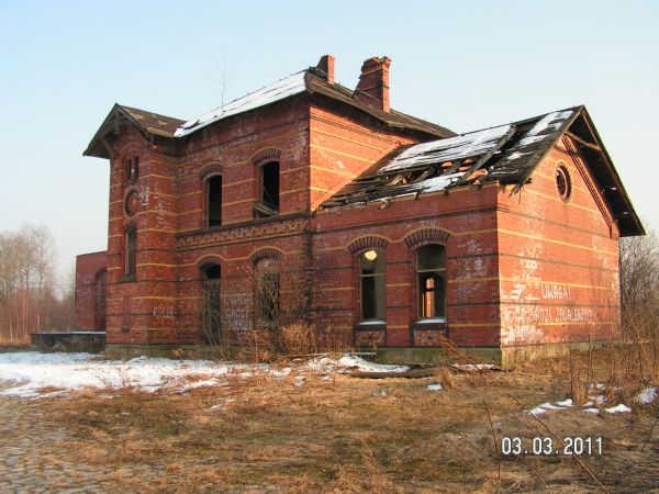 Skorzynice. Wieś.Stacja kolejowa PKP.Dalsza dewastacja od zaplecza..