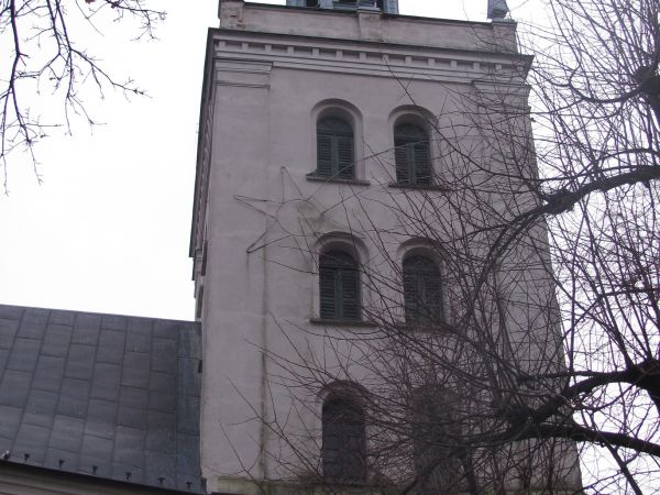 Kościół farny pw. św. Jadwigi Śląskiej - wieża widziana od pół.
