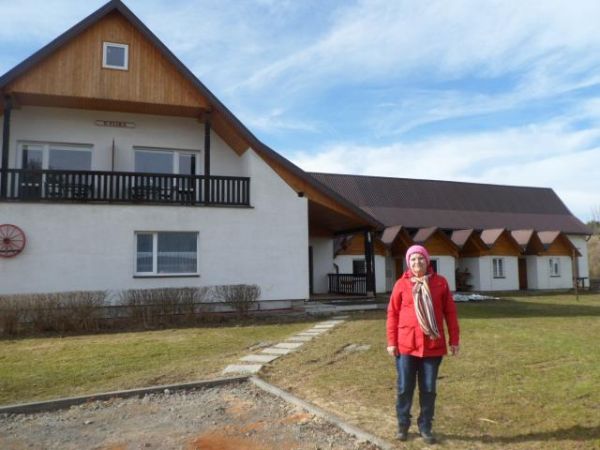 "U Flika" - na podwórcu Gospodarstwa Agroturystycznego - pytaliśmy gospodarza o terminy organizowanych tu warsztatów filcowania wełny - na sucho i na mokro - or