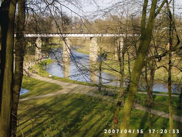 Bartoszyce widok na most kolejowy w parku