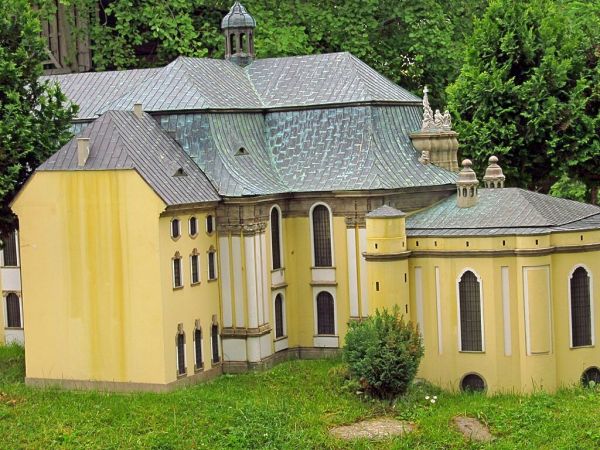 KOWARY - Park Miniatur Zabytków Dolnego Śląska - Kościół NMP w Krzeszowie jest jednym z największych i najpiękniejszych kościołów barokowych w Europie.