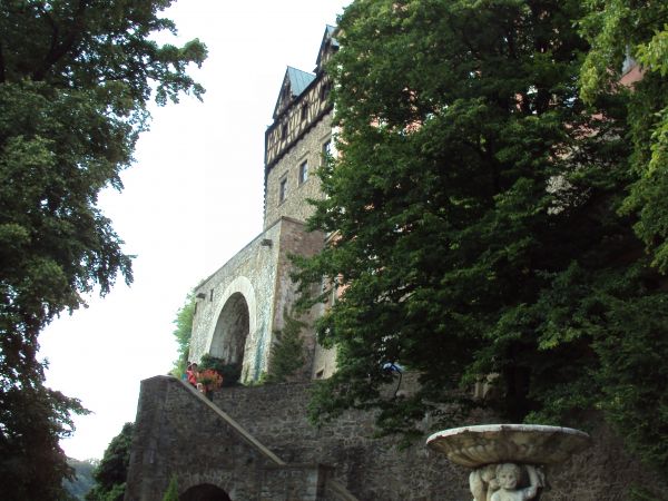 zamek - rezydencja - tam fontanny, kamienne balustrady, alegoryczne figury, teatralna dekoracja, baśniowy - ale, ale ! warto przewodnika zapytać o myśliwego z K