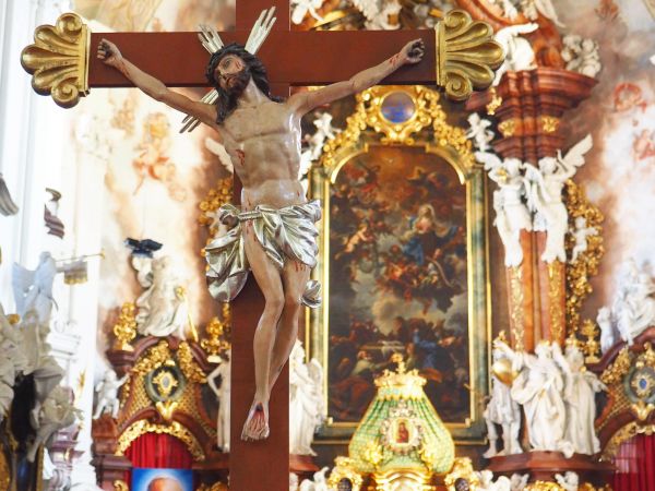 krzyż przed ołtarzem głównym, nad tabernakulum usytuowana Ikona Matki Bożej Łaskawej, ten cudami słynący obraz ukoronował w 1997r. Papież Jan Paweł II.