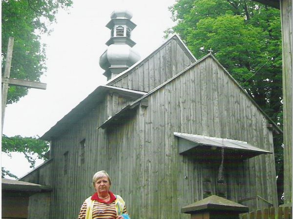 Przed cerkwią pw. Narodzenia św.Anny, wybudowanej w 1759r., wzniesionej wg tradycji z materiału uzyskanego po rozbiórce drewnianego kościoła w  m. Uherce Minera