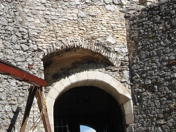 ZAMEK  OGRODZIENIEC  znajduje się w osadzie  Podzamcze , około 2 km na wschód od miejscowosci  Ogrodzieniec.