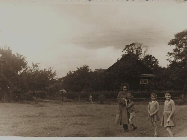 Zdjęcie zrobione w Strzelcach Wielkich podczas powodzi w latach 60,na łące przy głównej ulicy naprzeciw domu nr.37.W tej chwili jest tu wybudowany dom,sąsiadem