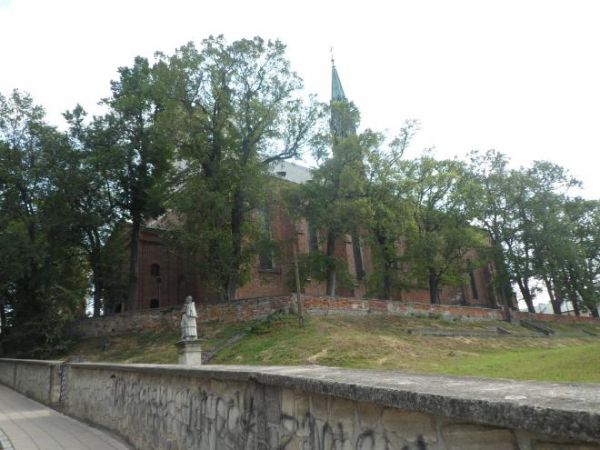 Bazylika Katedralna, tuż za murami na postumencie figura św. Wincentego Kadłubka - patrona miasta. Przy temacie : zapraszam do galerii m. Jędrzejów i do opisów