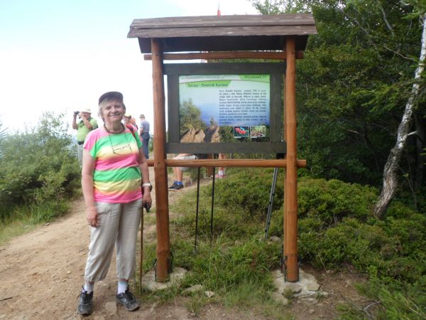 tzw. "witacz" - - tu wita nas na grzędzie wierzchowiny Góry Dwernik - Kamień a to tylko 1004m npm - my wybraliśmy podejście od Nasicznego - od doliny  Potoku Kn