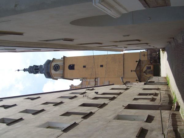 Barokowy kościół pw. Świętej Rodziny z zabytkowym cmentarzem