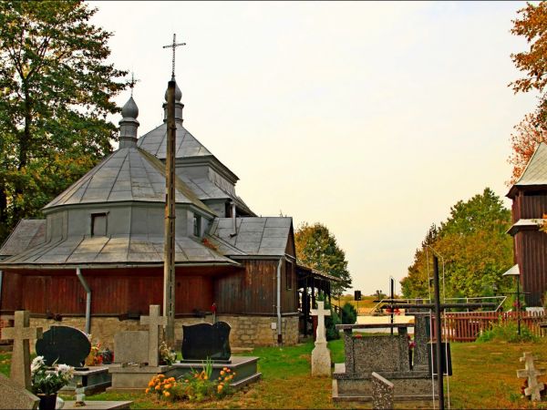 Dawna drewniana cerkiew greckokatolicka pw. Opieki Najświętszej Maryi Panny (od 1979 roku kościół rzymskokatolicki pw. Najświętszego Serca Pana Jezusa), wzniesi