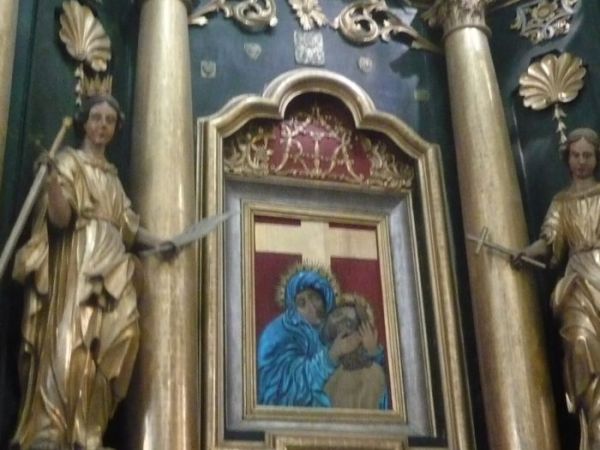 Jeszcze jeden z bocznych ołtarzy.