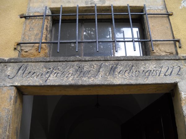 Złotoryja-kościół św. Jadwigi

Nad furtą klasztorną napis „Munificentia s. Hedwigis 1212” (Szczodrobliwość Św. Jadwigi 1212), dotyczący domniemanego sprowadze