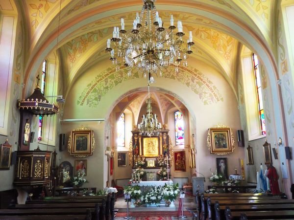 wnętrze świątyni, z Cudownym Wizerunkiem Matki Bożej Skalnickiej w ołtarzu głównym - pięknie się prezentuje, odnowione, czcią i kultem otoczone.