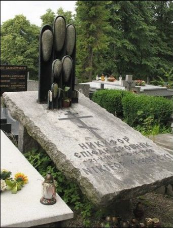 Nikifor Krynicki (Epifan Drowniak) 1895 - 1968, malarz prymitywista pochodzenia łemkowskiego (ul. Cmentarna).