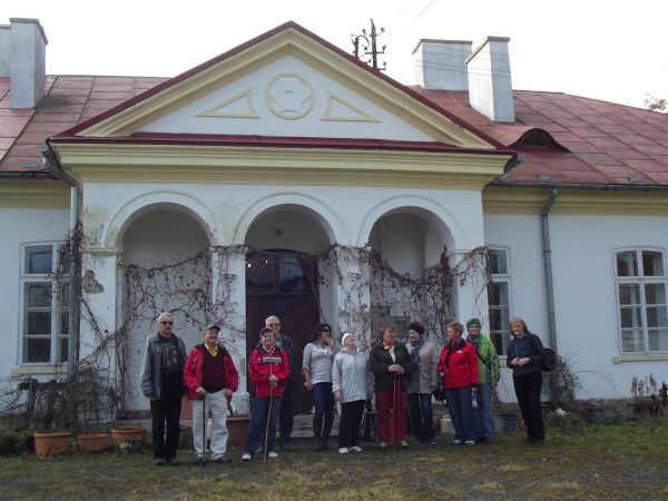 przed dworem - od dziedzińca, z panią Anną - właścicielką dworskiego majątku, wiele dowiedzieliśmy się o Łowisku wędkarskim Starzawa - Gospodarstwo Rybackie o a