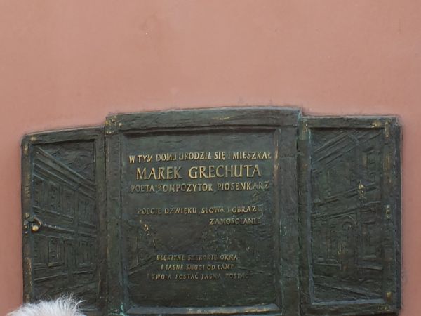 pamiątkowa tablica na budynku gdzie mieszkał Marek Grechuta /na Starym Mieście, kto zechce to znajdzie/