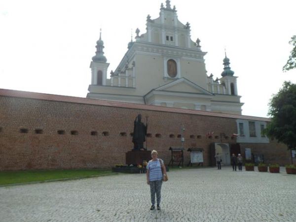 kościół i budynki klasztorne otaczają mury - na tych ziemiach napady wojsk państw ościennych zdarzały się często i takie ośrodki często służyły dla schronienia