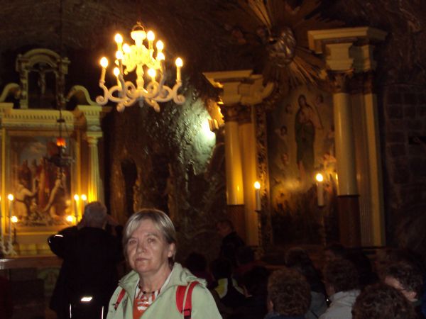 przed / obok ołtarza w kaplicy solnej, dziś stanowiącej atrakcję turystyczną ale w szczególności będącej świadectwem głębokiej wiary górników solnych.