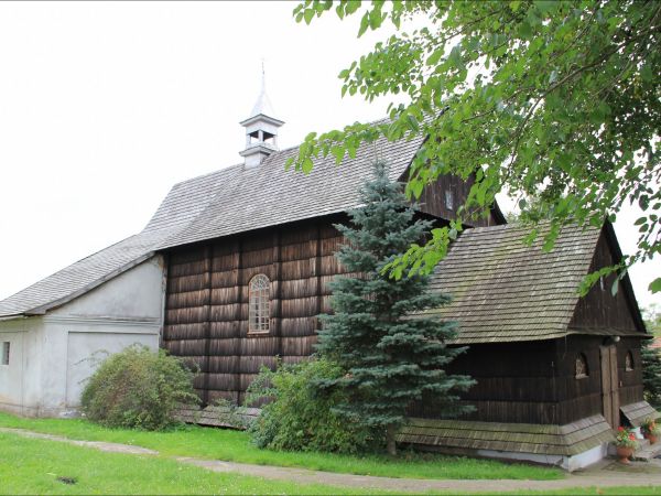 Drewniany kościół filialny pw. Wszystkich Świętych wzniesiony w roku 1676.