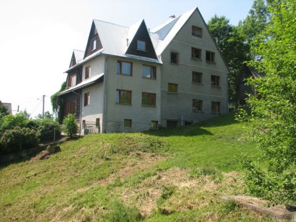 Budynek szkoły w Maruszynie Dolnej - część murowana.