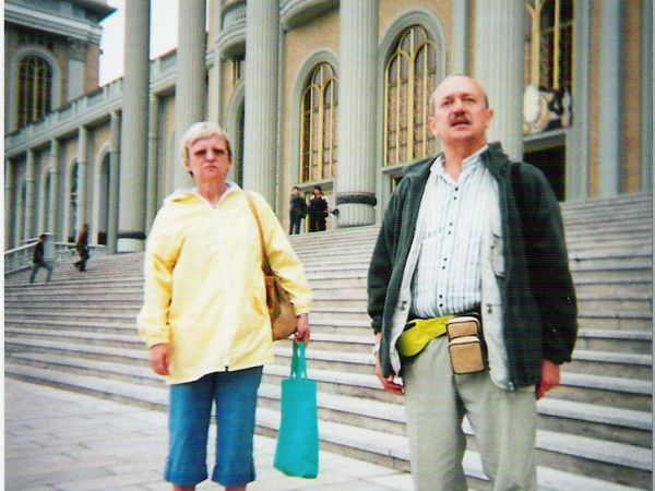 przy / przed monumentalnymi schodami i fragmentem frontonu świątyni, od strony południowej.