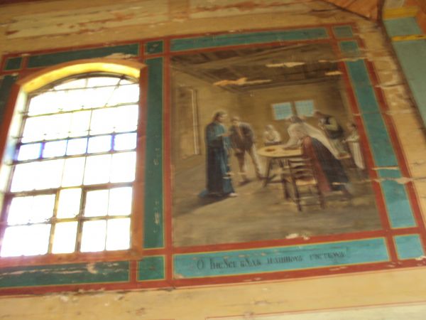 Na parapecie chóru namalowano Jezusa w osobie Łemka siejącego zboże, na lewej ścianie w babińcu obok okna - j/w - polichromia przedstawiająca Jezusa w chacie łe