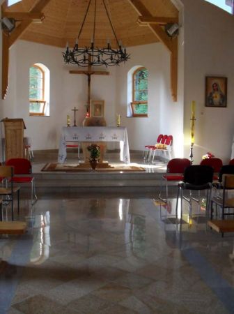 Wnętrze kościółka w porannym słońcu