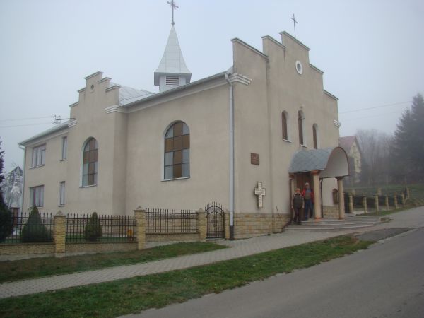 kościół filialny pw. św. Anny,  rzymsko-katolicki, - poświęcenia dokonał ks. bp. Ignacy Tokarczuk w dniu 2.08.1987r. Przy osobie - postaci : polecam galerię m.