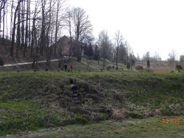 po lewej: wzgórze z zespołem dworsko-parkowym a poniżej droga do Ośrodka Rekolekcyjnego "Caritas-u". A przy wsi : warto wspomnieć, iż nazywano ją ongiś Uhrynowc