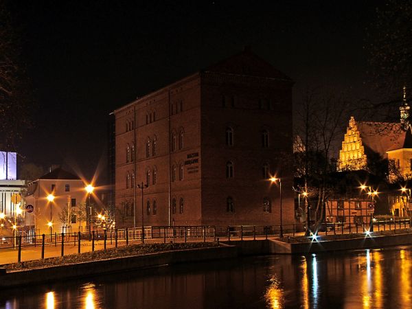 Bydgoszcz - Czerwony Spichlerz w którym mieści się galeria sztuki nowoczesnej. W tle z prawej - fara, z lewej Opera Nova.