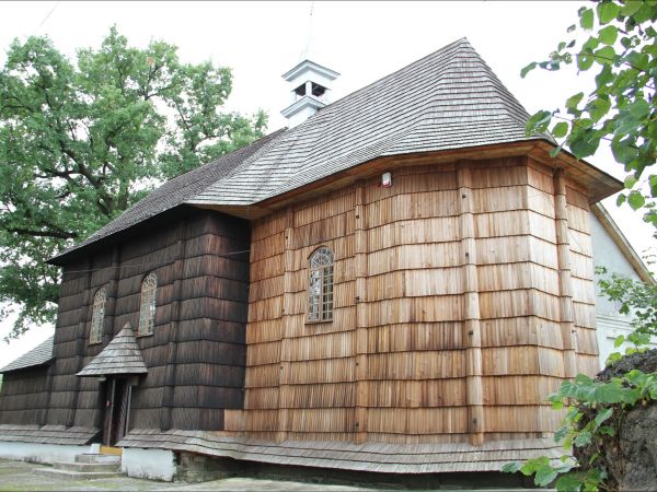 Drewniany kościół filialny pw. Wszystkich Świętych wzniesiony w roku 1676.