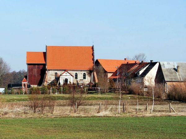 Krasna Łąka-widok na kościół i fragment wsi.